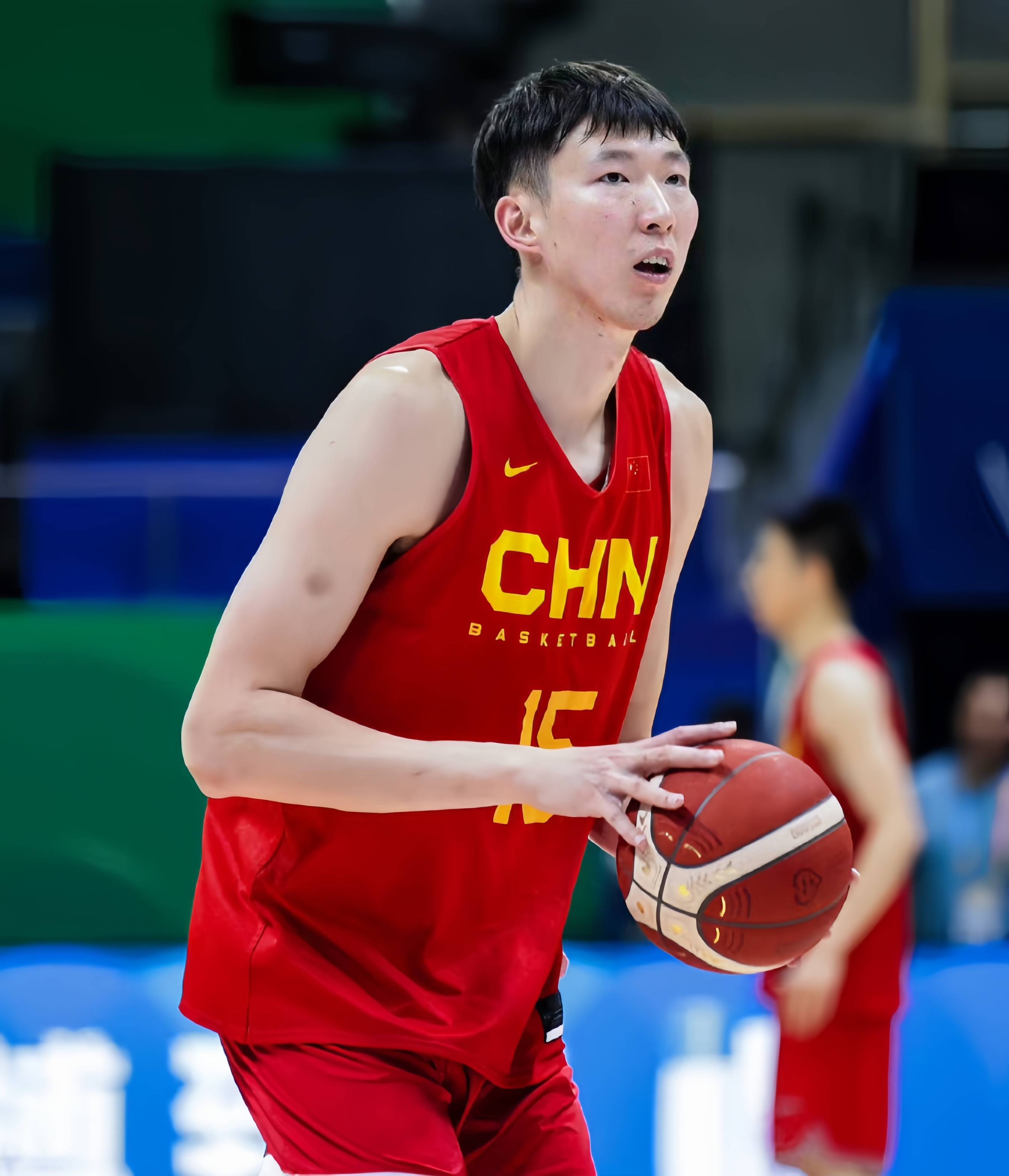 CBA球员集训备战，展现团队合作精神