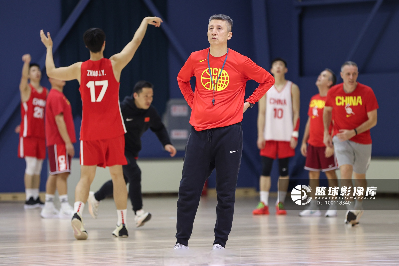 CBA球员集训备战，展现团队合作精神